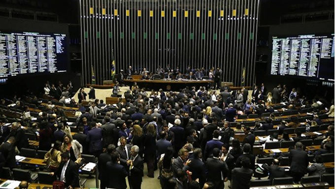   Câmara derruba decreto do governo sobre sigilo de documentos e impõe primeira derrota ao governo