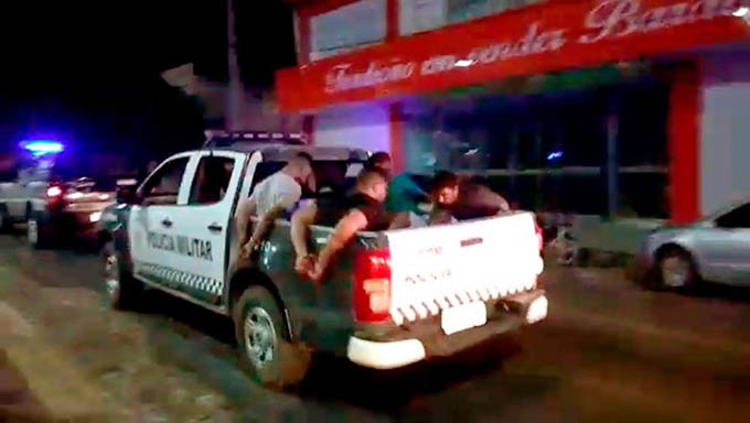 Imagem 1 -  Momento que os primeiros assaltantes acusados de matarem o soldado Ildônio foram presos em Caraúbas no mês de agosto de 2018