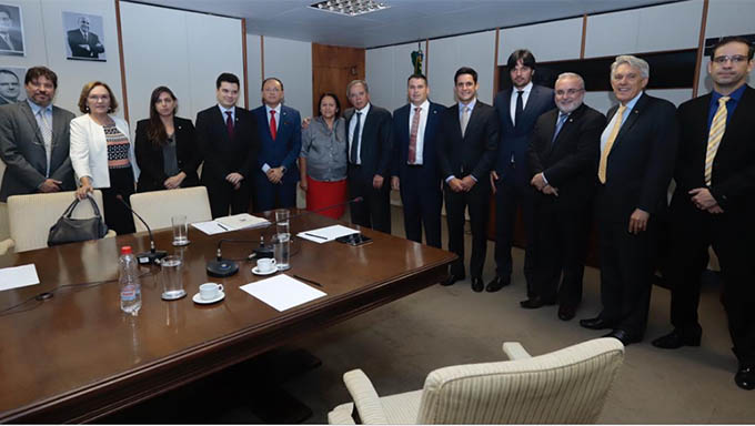   Nove deputados e senadores, secretários de Tributação e de Finanças, juntos com a governadora Fátima Bezerra possam para foto com o ministro Paulo Guedes do Governo Bolsonaro