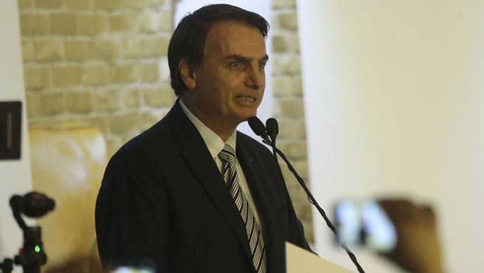   Bolsonaro entregará o texto ao presidente da Câmara dos Deputados, Rodrigo Maia. Na Casa, a proposta passará primeiramente pela CCJ, depois irá para uma comissão especial, antes de ir a plenário.