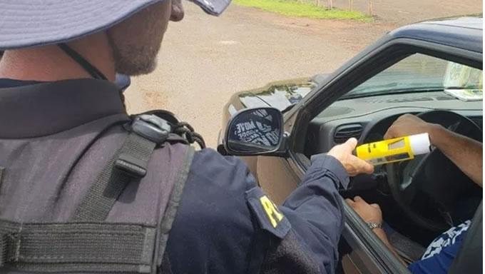   O aparelho chamado de bafômetro passivo pode ser utilizado com o motorista ainda no interior do veículo