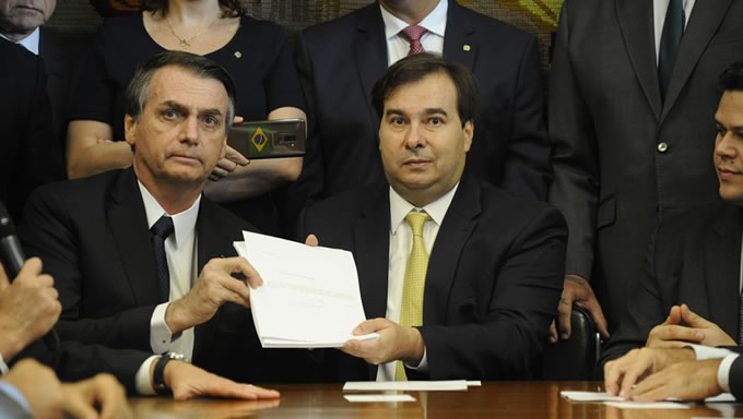 Imagem 1 -  A proposta de reforma da Previdência do governo Jair Bolsonaro entregue pelo próprio ao presidente da Câmara, Rodrigo Maia