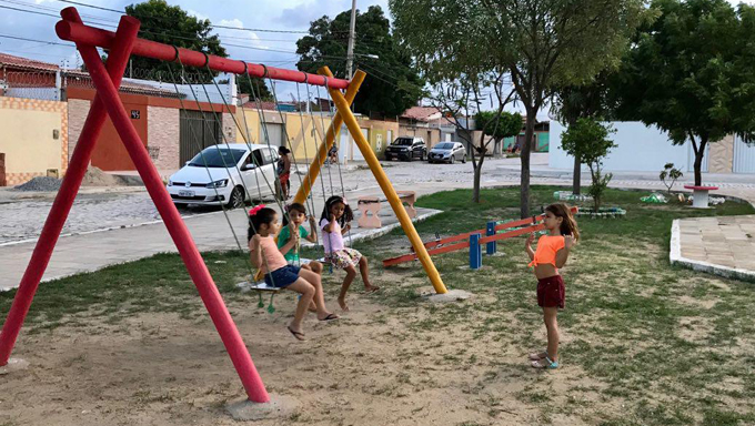   Após o trabalho dos moradores, com opções de brinquedos para as crianças, elas passaram a frequentar a praça todos os dias, dando vida ao lugar. 