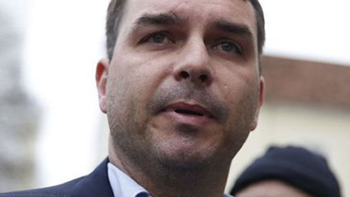   O senador e ex-deputado estadual Flávio Bolsonaro (PSL-RJ) entregou suas contas de campanha para o Senado à irmã de dois criminosos - os irmãos Alan e Alex Rodrigues de Oliveira, presos, em agosto do ano passado, na operação Quarto Elemento