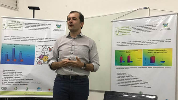   Médico e professor da UFRN Uchoando Uchoa ministra treinamento para os servidores do HRTM sobre transplante de córneas; ele é o diretor do Banco de Olhos no Rio Grande do Norte
