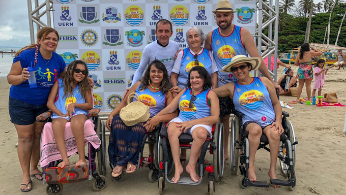   A Praia é Para Todos é uma idealização do Fórum das Mulheres com Deficiência e conta com a participação de diversas empresas parceiras e também do vereador mossoroense, Petras Vinicius. 