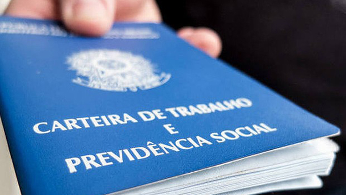   Apenas 53,8% das pessoas ocupadas contribuem para a previdência social. Segundo levantamento, trabalhadores domésticos ainda sem carteira assinada ganhavam cerca de R$ 507.