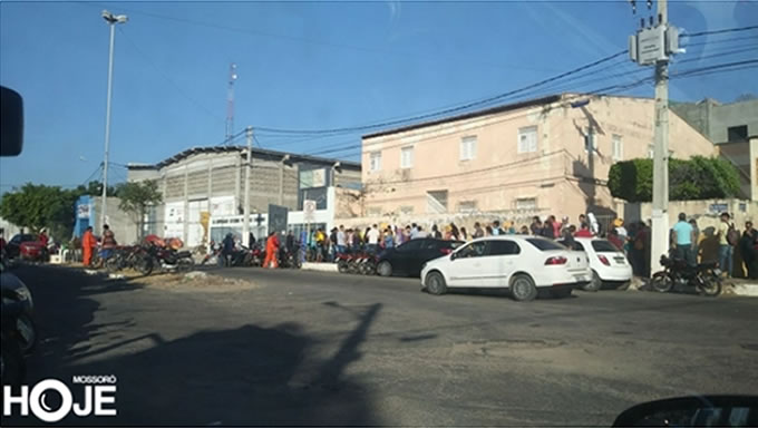 Imagem 1 -  Cerca de 200 pessoas passaram o dia para entregar currículos para concorrer a uma das 134 vagas ofertadas pela empresa Porcellanati, em Mossoró