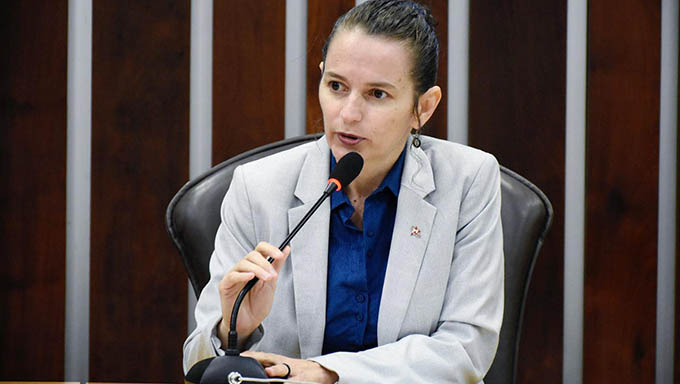   Isolda Dantas entra na luta para o aluno com Transtornos de Espectro do Autismo voltar a assistir aulas nas escolas de Mossoró; “A retirada do professor auxiliar foi arbitrária, diz a deputada.