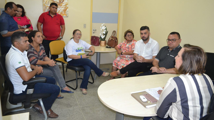   Em reunião com representantes da AMOR a secretária municipal de Educação, Magali Delfino, afirmou que 8 novos estagiários já foram encaminhados para as escolas e prometeu que todo o problema será resolvido após o carnaval.