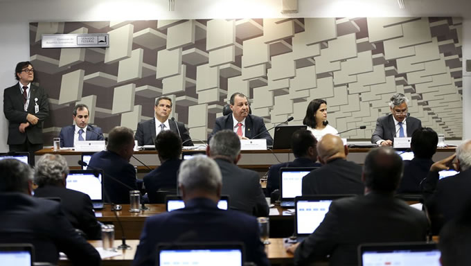   A Comissão de Assuntos Econômicos (CAE) do Senado aprovou, por unanimidade, a indicação do economista Roberto Campos Neto para a presidência do Banco Central (BC)