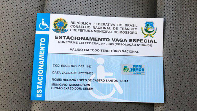   Gestantes e mães com crianças de colo podem estacionar em vaga prioritária. O direito é garantido pela lei federal Nº 10.098, que regulamenta as vagas para pessoas com mobilidade reduzida, incluindo idosos e pessoas com dificuldade de locomoção permanente ou temporária.  