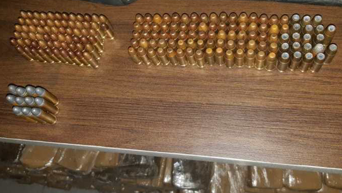   O homem responderá pelo crime de tráfico de drogas e porte ilegal de arma de fogo.