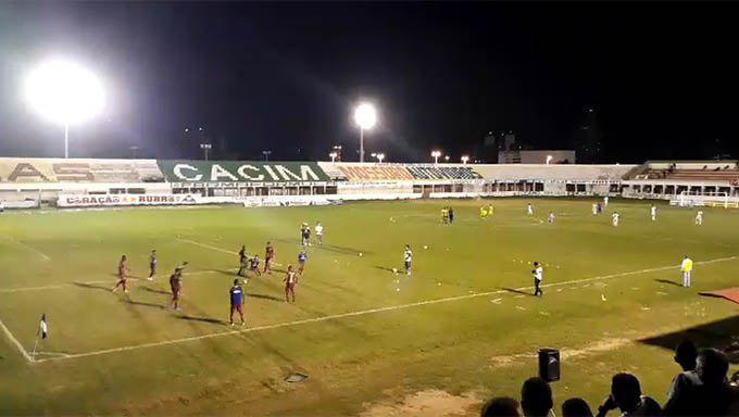   Devido a um curto circuito em duas torres do Nogueirão, a partida entre Potiguar e América, para os torcedores que compraram ingressos, se transformou num "bobinho" das duas equipes no meio do campo