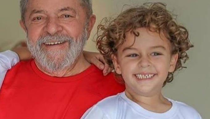   O ex-presidente Luiz Inácio Lula da Silva foi autorizado, nesta sexta-feira (1º), a sair temporariamente da prisão, na Polícia Federal em Curitiba, para ir ao velório e enterro do neto