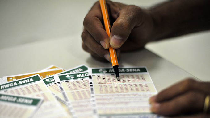   As apostas podem ser feitas até as 19h (horário de Brasília), em qualquer loja lotérica credenciada pela Caixa em todo o país. A aposta simples, com seis dezenas, custa R$ 3,50