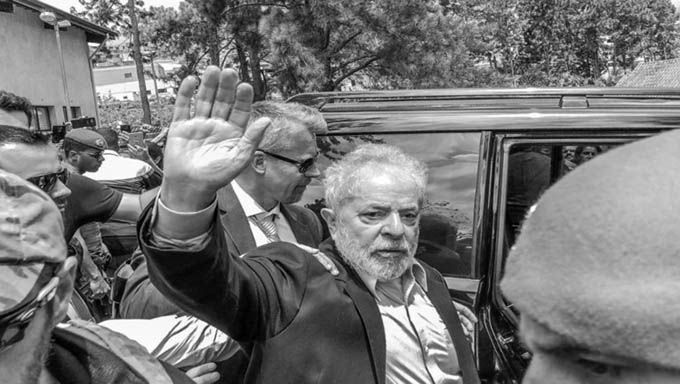   Lula quando saia do velório do Neto, em São Bernardo do Campos, com destino a Curitiba, no Paraná, onde está preso