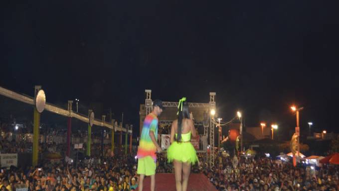   Na noite deste domingo(03) o cantor Danilo Nickson abriu a noite de apresentações no palco da arena da folia do carnaval de Apodi