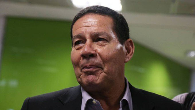   O vice-presidente Hamilton Mourão minimizou o tom da declaração do presidente Jair Bolsonaro e disse que ele foi "mal interpretado" ao declarar que "democracia e liberdade só existem" quando as Forças Armadas desejam