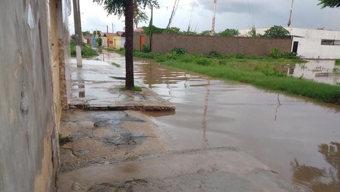   Durante as chuvas, diversas ruas da cidade ficam completamente alagadas, impossibilitando o trânsito de veículos e pedestres.