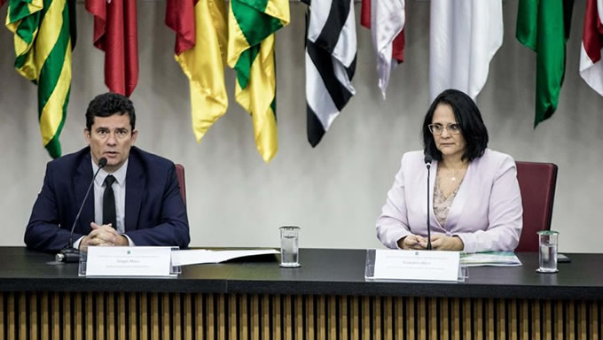   A declaração de Damares foi feita durante um evento com a presença do ministro Sergio Moro (Ministério da Justiça e Segurança Publica) para a assinatura de um convênio entre os dois ministérios para combater a violência doméstica