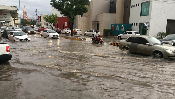   O problema parece ser eterno. Nas áreas mais baixas, como o Centro da cidade, ou a drenagem falhou ou foi insuficiente. Alagou o centro.