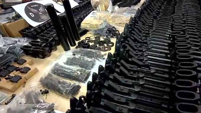 Imagem 1 -  117 Fuzis M16 americanos estavam desmontados e acomodados em caixas dentro de um guarda roupa na casa de Alexandre Mota, que afirmou que estas armas pertencem ao amigo Ronnie Lessa