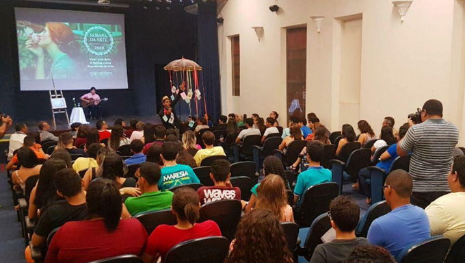   Os membros da Nova Acrópole são voluntários e a organização visa contribuir para a evolução individual e coletiva.