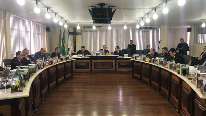   A decisão da suspensão foi teve como placar 8 votos a 6, com maioria absoluta sobre a concessão da liminar pedida pelo Ministério Público
