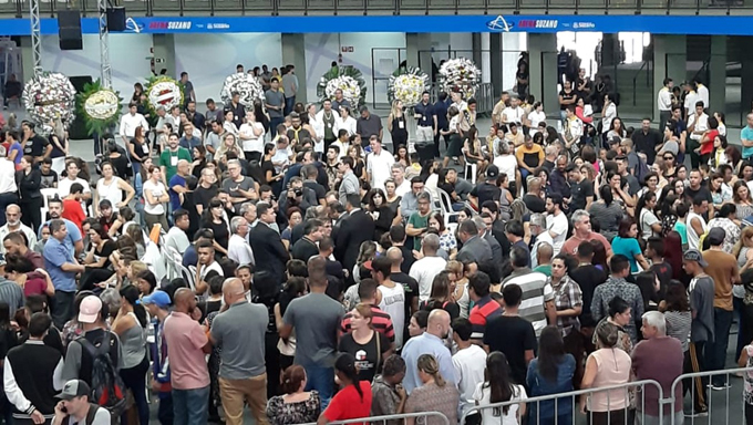 Imagem 1 -  Os corpos de seis vítimas do massacre na cidade de Suzano, na Grande São Paulo, estão sendo velados, nesta quinta-feira, 14, na Arena Suzano, no Parque Max. Milhares de pessoas já passaram pelo local para prestar a última homenagem às vítimas.