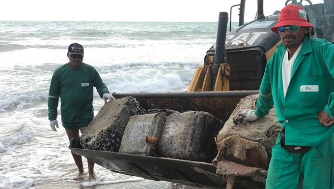 Imagem 1 -  Secretaria Municipal de Obras e Serviços Públicos de Tibau vem fazendo a limpeza da orla, mas os pacotes estão chegando, a cada dia, em maior quantidade.