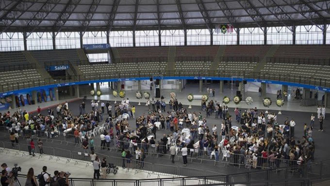 Imagem 1 -  Mais 5 mil pessoas, segundo a prefeitura de Suzano, já passaram pelo velório coletivo dos estudantes e funcionários mortos no atentado na Escola Estadual Raul Brasil, em Suzano, no interior paulista