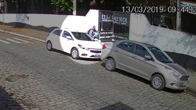 Imagem 1 -  Câmera de segurança gravou a chegada dos atiradores na escola Professor Raul Brasil