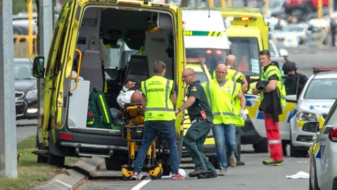   Pouco antes do ataque terrorista que deixou ao menos 49 mortos em mesquitas em Christchurch, na Nova Zelândia, um dos atiradores, um australiano de 28 anos, publicou fotos de munição e um link para o que ele definiu como um manifesto para as suas ações, em uma conta já deletada em uma rede social