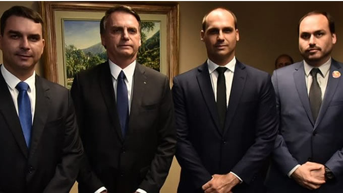   Um levantamento realizado pela agência Pública mostrou que dois assessores do presidente Jair Bolsonaro doaram R$ 109 mil para campanhas do clã nos últimos 14 anos