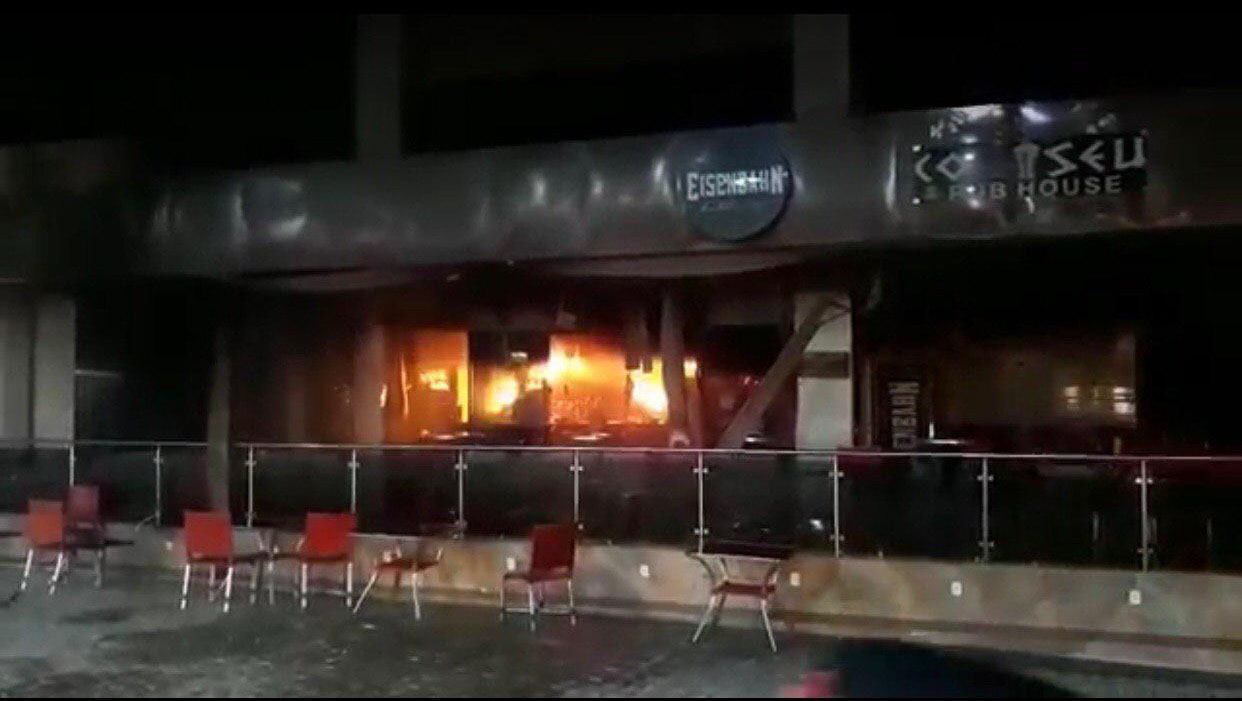   No momento da explosão estava havendo festa e a casa estava cheia de clientes.