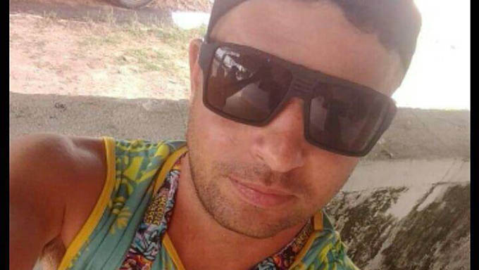   Wilker de Zé de Pacó tombou morto perto da motocicleta vermelha que trafegava pela rua quando foi baleado por dois homens