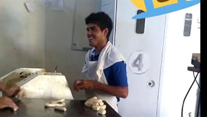   Anab trabalhava numa padaria no bairro Vingt Rosado, perto de onde mora, como auxiliar de padeiro