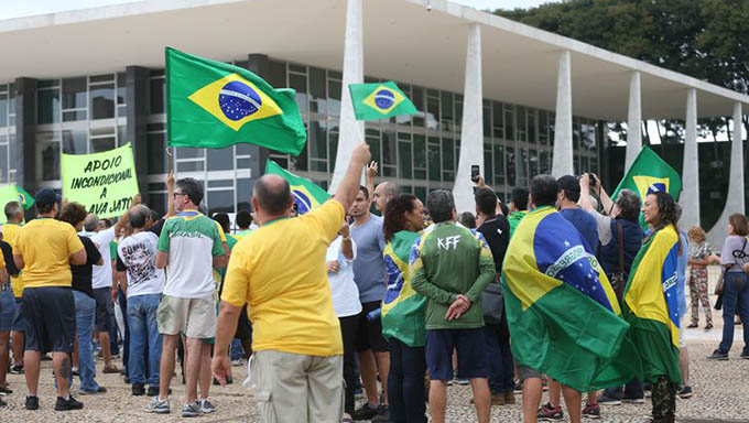   Cerca de 100 manifestantes fazem protesto em frente ao STF, em Brasília, contra a decisão dos ministros que prejudicaria a Lava Jato