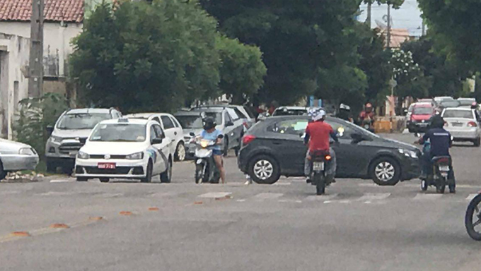   O valor da taxa de licenciamento é de R$ 90, independente do ano, modelo ou categoria do automóvel.