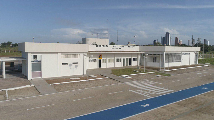   Através do aeroporto de Mossoró é possível viajar diariamente, com exceção dos sábados, para a cidade de Recife/PE.