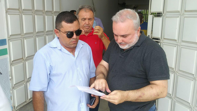   Neném do Gás explica ao senador Jean-Paul Prates o conteúdo dois ofícios solicitando os benefícios para o município de Paraú.