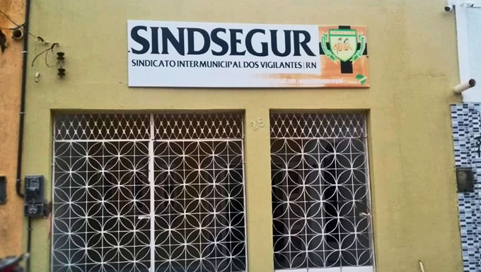   Segundo o sindicato os seguranças possuem formação em academia de vigilância autorizada pela Polícia Federal e porte de revólveres calibres 38 ou 32.