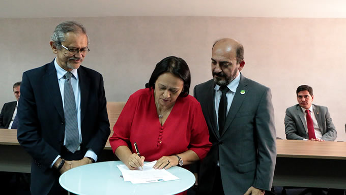   A governadora Fátima Bezerra empossou, acompanhada do vice-governador Antenor Roberto, no auditório lotado da Governadoria, na tarde desta quarta-feira (20), o novo diretor-presidente da Caern, Roberto Sérgio Linhares