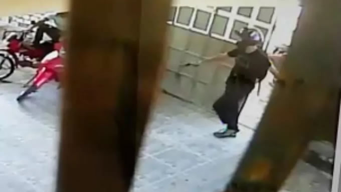   A Escola Estadual Aida Ramalho Cortez Pereira, em Mossoró, cidade da região Oeste potiguar, foi novamente alvo da ação de criminosos. Na manhã desta quinta-feira (21), exatamente um ano depois de um bandido armado percorrer os corredores do colégio 'à caça' de estudantes para roubar