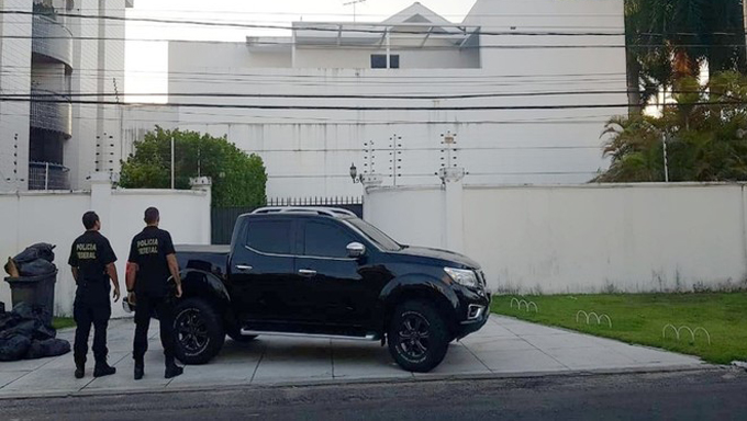   A prisão foi realizada na residência de Roberto, no bairro do Bessa, que saiu do edíficio dentro de uma viatura da PF. 