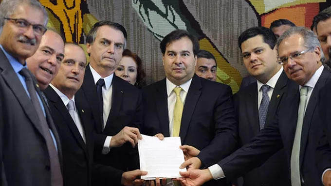   O presidente da Câmara dos Deputados, Rodrigo Maia (DEM-RJ, afirmou na quinta (21) em um telefonema ao ministro da Economia, Paulo Guedes, que a responsabilidade por conquistar votos para a reforma da Previdência, a partir de agora, será do presidente Jair Bolsonaro e não mais do parlamentar