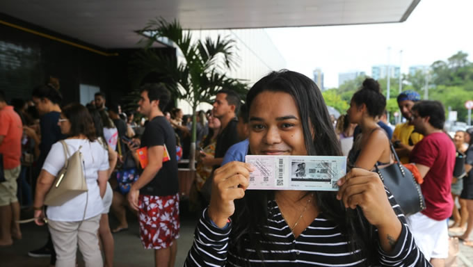   Antes mesmo de o Shopping Iguatemi abrir as portas nesta sexta-feira (22), grupos de pessoas se aglomeravam no local com o mesmo objetivo: conseguir ingressos para o aguardado show de Sandy e Junior em Fortaleza