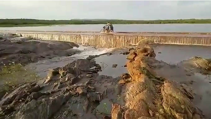Imagem 1 -  Açude do Beldroega, em Paraú, começou a sangrar na noite deste sábado, dia 23. Abastece o Mendubim, em Assu; Já o Pataxo, em Ipanguaçu, havia começado quinta-feira, 22.