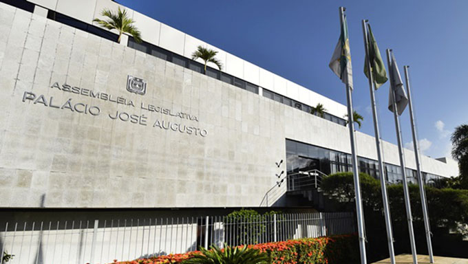   A Assembleia Legislativa do Rio Grande do Norte emitiu uma nota para explicar a promulgação de lei que concede benefício de 13º salário e pagamento de férias aos deputados estaduais